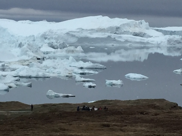 Icebergs along the hlke.JPG
